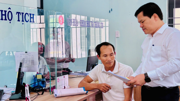 Phó Chủ tịch UBND tỉnh Trần Phước Hiền kiểm tra tình hình hoạt động của Trung tâm Phục vụ Hành chính công phường Sa Huỳnh