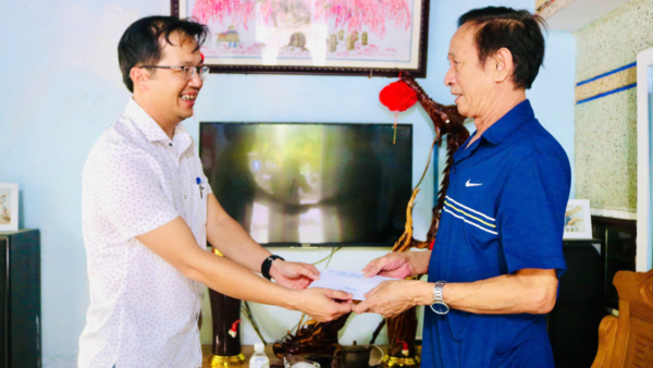 Phường Sa Huỳnh thăm, tặng quà cho gia đình chính sách