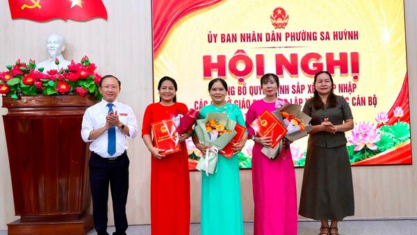 PHƯỜNG SA HUỲNH CÔNG BỐ QUYẾT ĐỊNH VỀ SẮP XẾP CÁC CƠ SỞ GIÁO DỤC CÔNG LẬP, THÀNH LẬP CÁC TỔ CHỨC ĐẢNG VÀ CÔNG TÁC CÁN BỘ TẠI CÁC TRƯỜNG